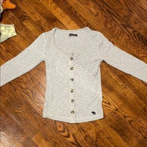 Long sleeve shirt with buttons